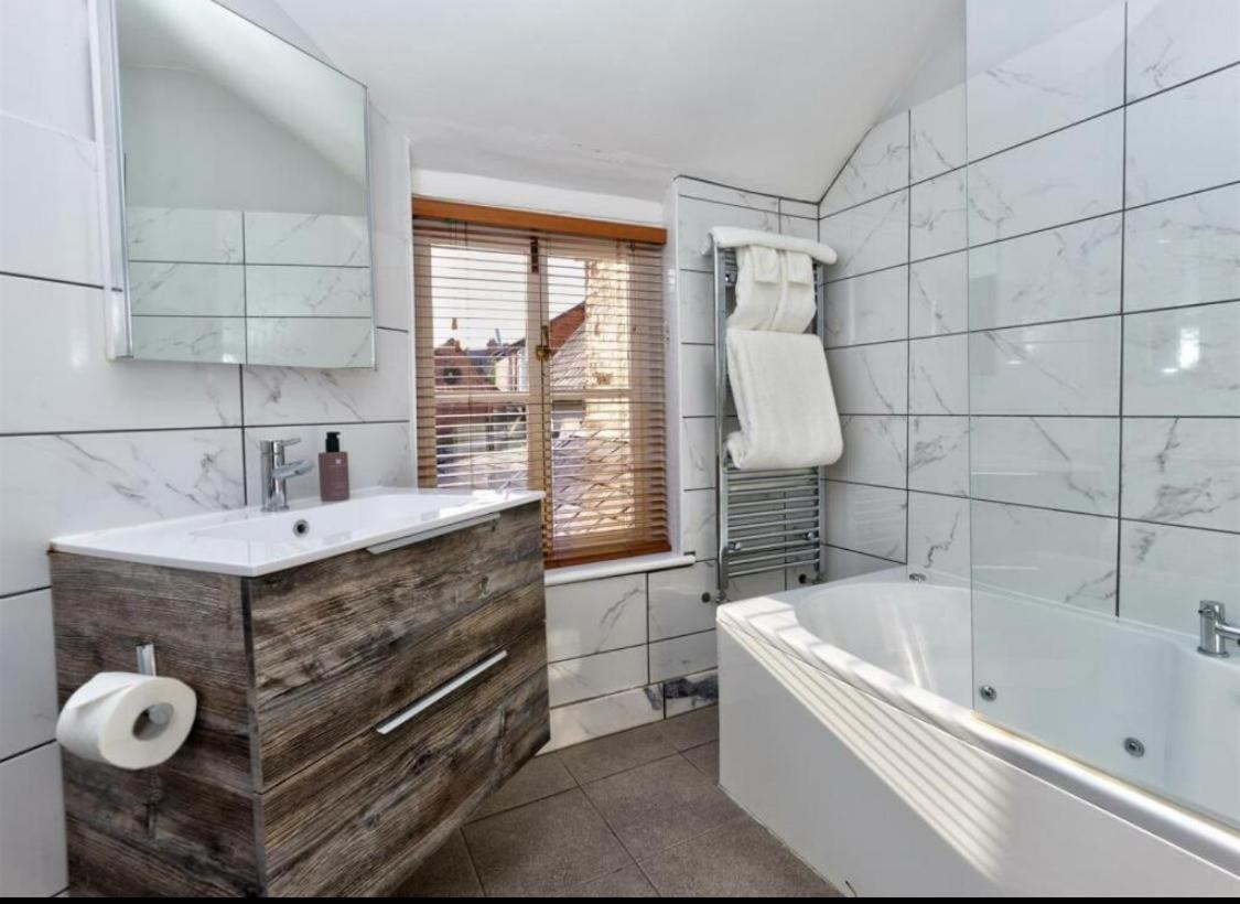Sebastians Hotel Озуъстри Екстериор снимка